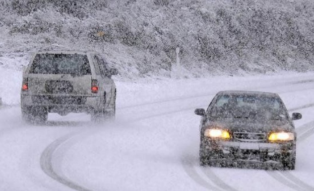 Снежният ад продължава: Ето кои пътища в Бургаска област са блокирани заради навявания