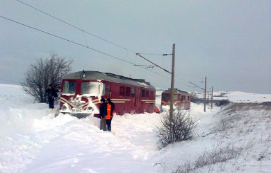 Пътнически влак се е ударил в пряспа и е дерайлирал