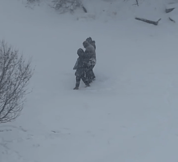 За пример! Студентите Добрин и Яна извадиха възрастен мъж от снега в Меден рудник (ВИДЕО)