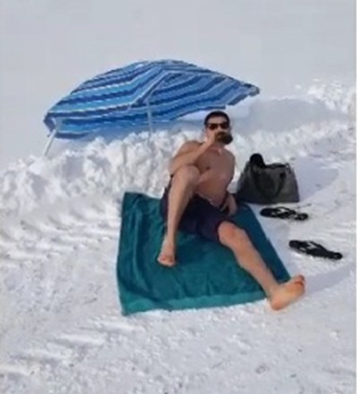 Мъж си направи плаж при минус 16 градуса (ВИДЕО)