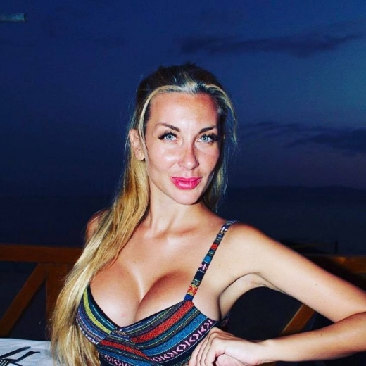 Антония Петрова отвори летния сезон с голи гърди! (СНИМКИ 18+)