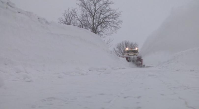 Два автобуса с пътници са закъсали в преспите по пътя Бургас-Трояново