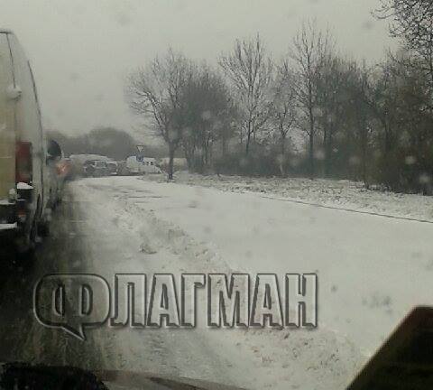 Към 20 часа: Вижте кои пътища в Бургаско са отворени и къде има проблеми с тока