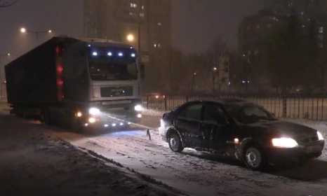 Лека кола дърпа ТИР в снежната буря в Бургас