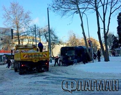 Шоу пред Новата поща в Бургас! Бързият автобус закъса в преспите, пътници го бутат