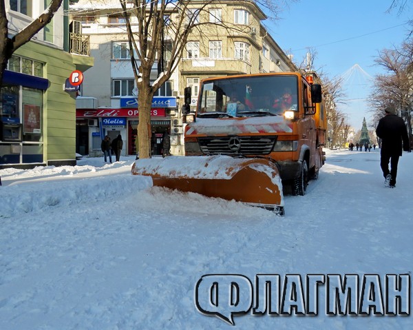 Бургас е в снежен капан, довечера ни чакат нови валежи (СНИМКИ)