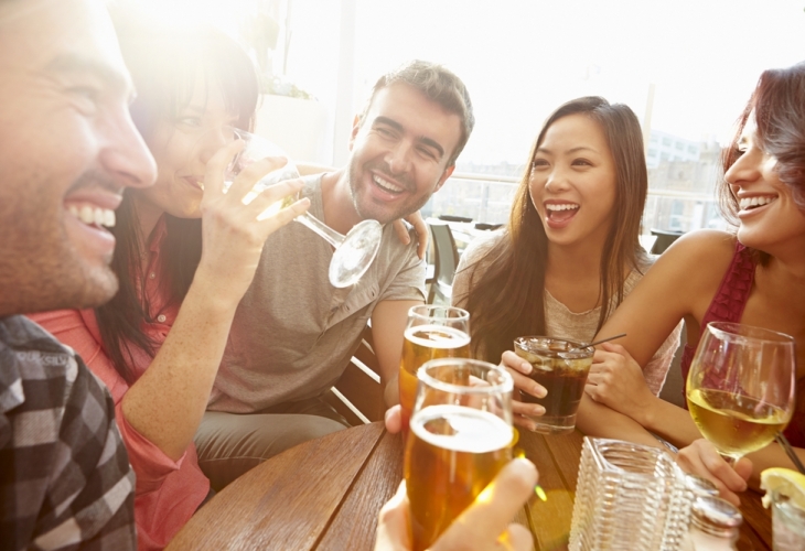 Научно доказано: Пиенето с приятели е... доста полезно!