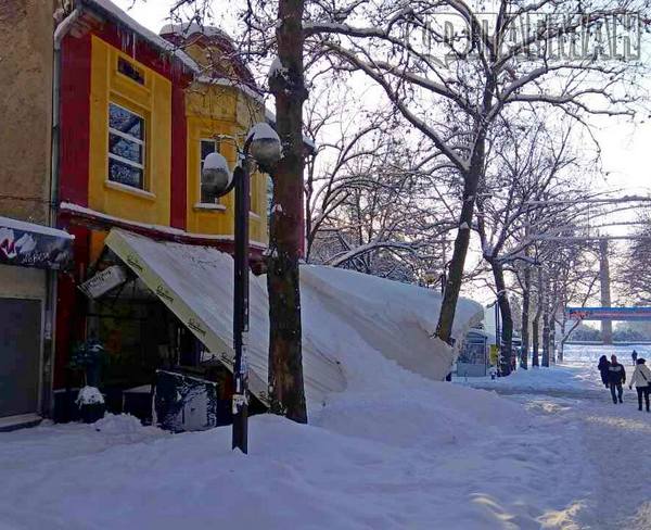 Снегът събори навеса на култово заведение на ул."Александровска" в Бургас (СНИМКИ)
