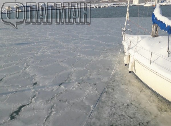 Ледена епоха в Бургас! Вижте замръзналото море и скования кораб "Анастасия" (СНИМКИ)