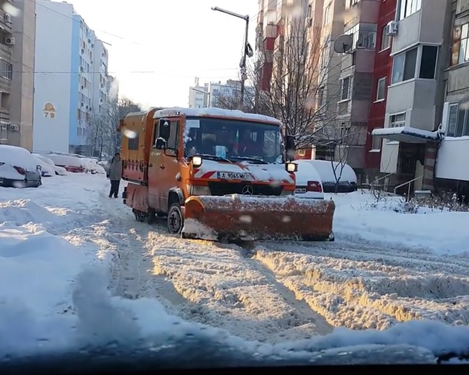 Вижте как снегорините „почистват” бургаски комплекс (ВИДЕО)