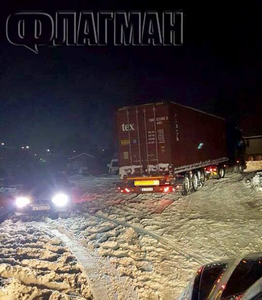 Два тира аварираха в преспите до Морското училище в Бургас, задръстиха пътя