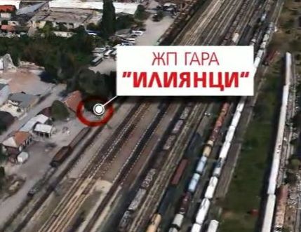 На косъм от голяма трагедия! Експрес спря на 2 метра от протестиращи вълху релсите пътници в Илиенци