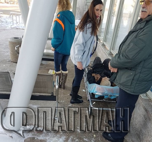 Бургазлийка се потроши на автобусна спирка в ж.к. „Славейков”, зяпачи снимат клипове, вместо да помогнат (ВИДЕО)