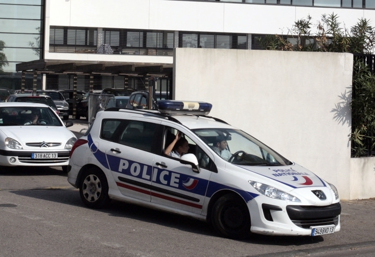 Паника в Марсилия! Чуват се експлозии, линейки хвърчат из целия град (ВИДЕО)