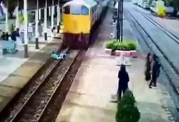 Шокиращи кадри! Влак „прерязва на две” човек, спънал се на релсите