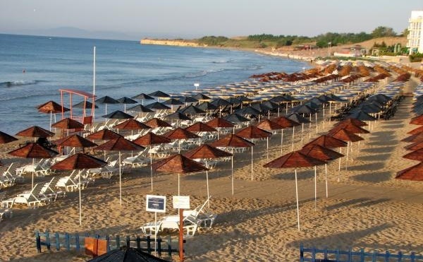 Община Несебър поиска плажа с най-скъпа сянка в България, ще предлага чадър и шезлонг на символични цени