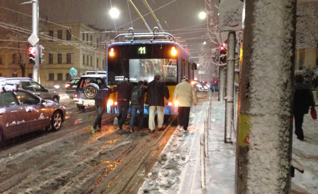 Пътници бутаха автобус по заледена улица в София (Видео)