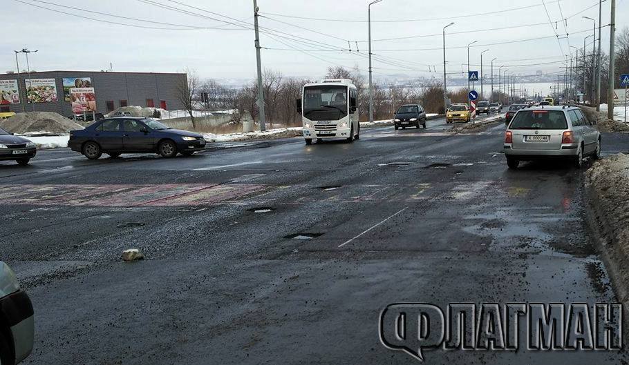 Вижте какви кратери се отвориха на бул.“Захари Стоянов“ в ж.к.“Меден рудник“ (СНИМКИ)