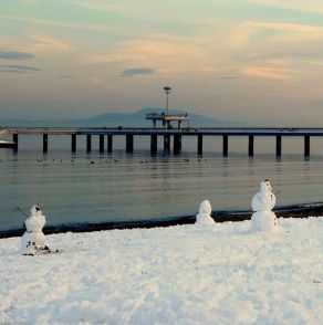 Снежни човеци „играят“ с вълните на бургаския плаж