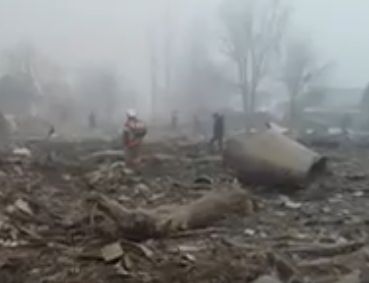 Трагедия в Киргизстан: Самолет се разби в гъсто населен район, десетки са жертвите