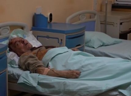 Деца удариха 82-годишен дядо с брадва по главата, майка им нехае (ВИДЕО)