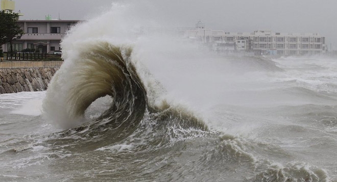 8-метрови вълни се стовариха по крайбрежието на...