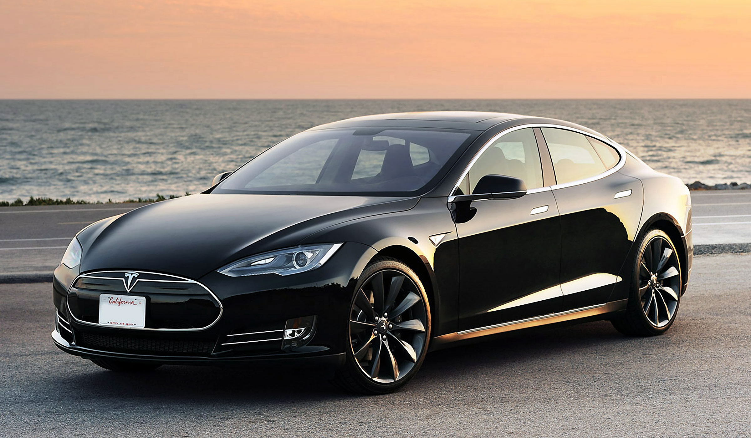 Tesla Model S заключи собственика си навън в пустинята