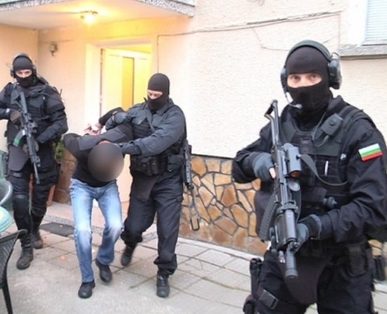 Екшън в ж.к. „Братя Миладинови”: Полицаи удариха квартирата на известен дилър