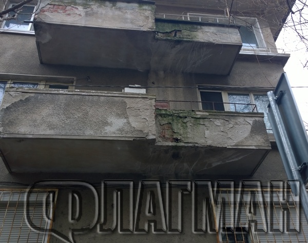 Опасна сграда се руши върху главите на деца в центъра на Бургас (СНИМКИ)