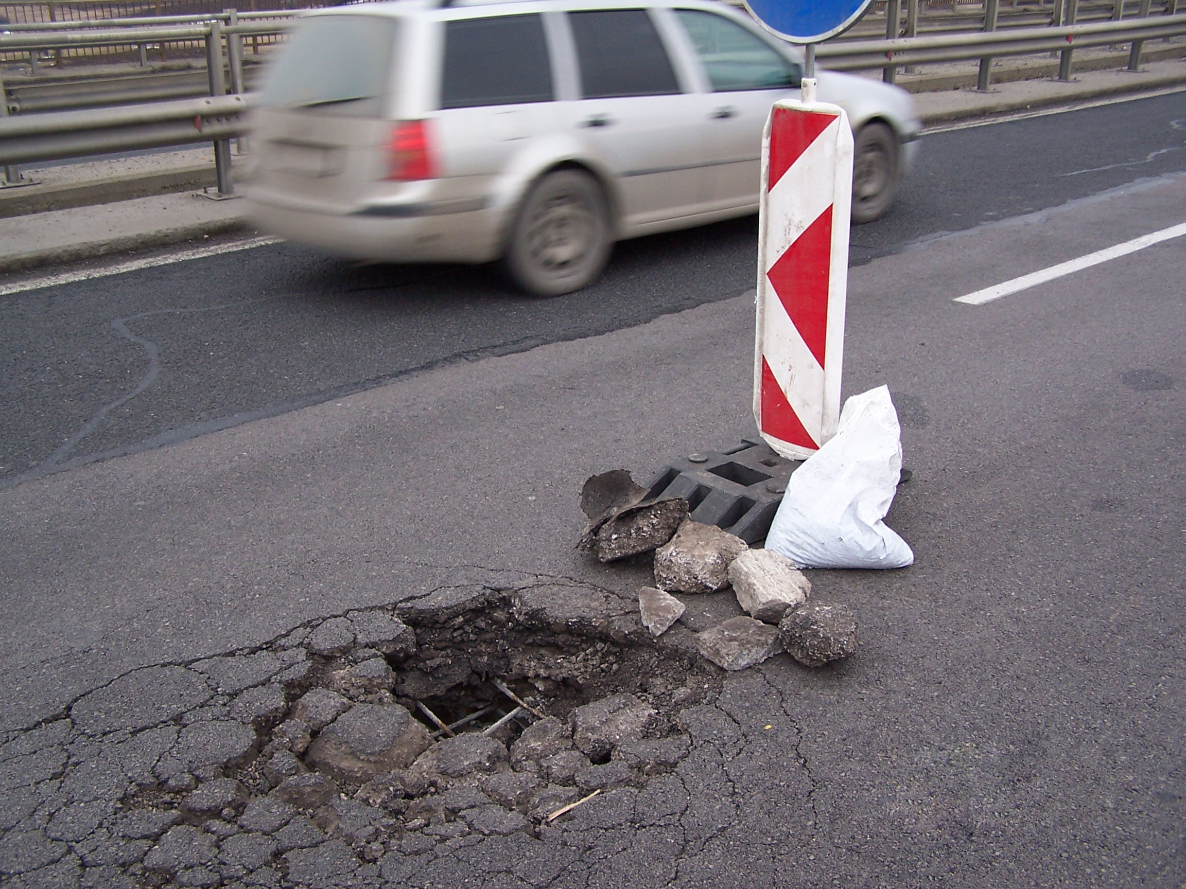 Започва кърпенето на дупките на магистралата край Бургас