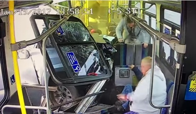 Пикап се вряза в автобус с пътници в Ню Йорк, шестима пострадаха (видео)