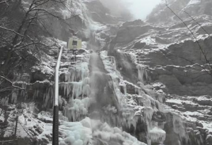 Замръзна най-високият водопад в Европа