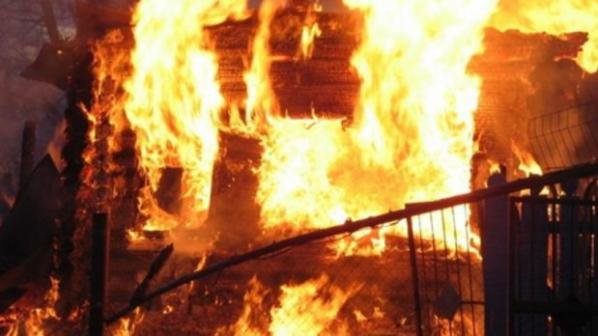 Бездомник опожари обора на помориец - два коня изгоряха като факли