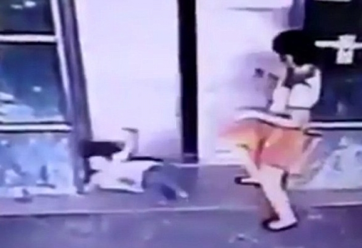 Шокиращи кадри: Майка удря с ритник 3-годишната си дъщеря, причината ще ви изненада (СНИМКИ/ВИДЕО)