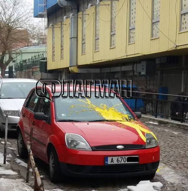 Заляха кола с блажна боя в центъра на Бургас (СНИМКА)