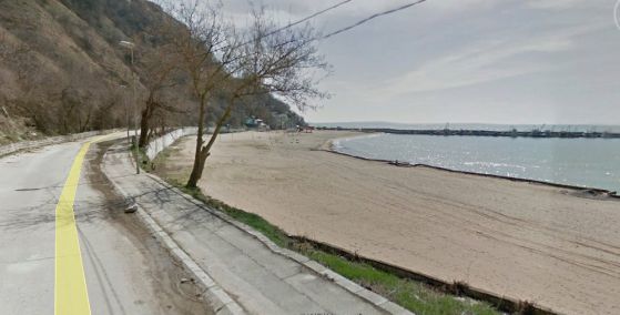 Звучи като виц, но не е: Община Каварна прави висящ паркинг върху плажа