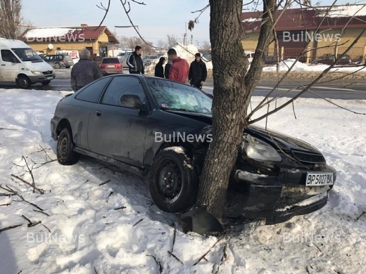 Шофьор се размаза в дърво заради засечка с друг автомобил (СНИМКИ)