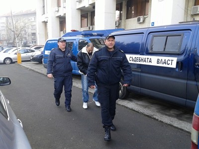 Двойният убиец Черньо от Поморие влезе в Бургаския съд, жалва се от лоши условия в затвора