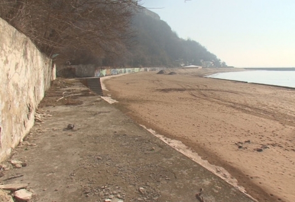 Общинари планират да построят върху плажа висящ паркинг