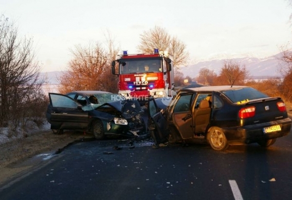 Касапница на пътя София-Бургас! Две коли се удариха челно, има тежко ранени (СНИМКИ)