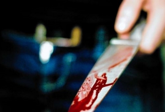 Кървава свада в бургаски квартал: Мъж атакува съсед със сабя!