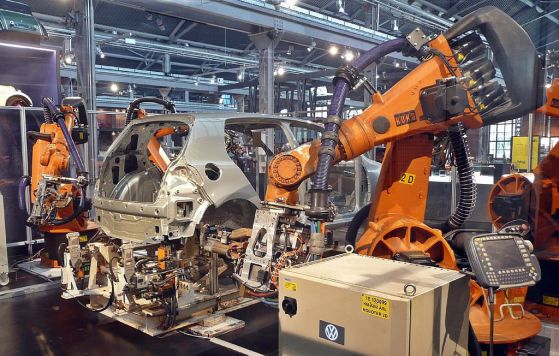 Китайски завод замества 90% работниците си с роботи. Производството нараства с 250%, дефектите падат с 80%
