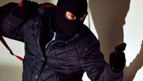 Съседи издадоха въоръжен крадец, полицаите го сгащиха в къща край Бургас