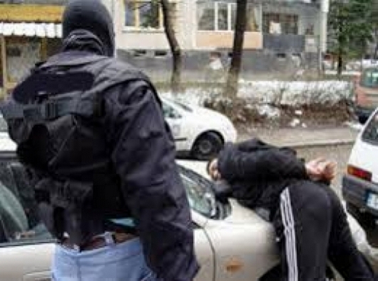 Арест в двора на бургаско училище: Полицаи хванаха в крачка дилър, той хвърля стоката, за да се спаси