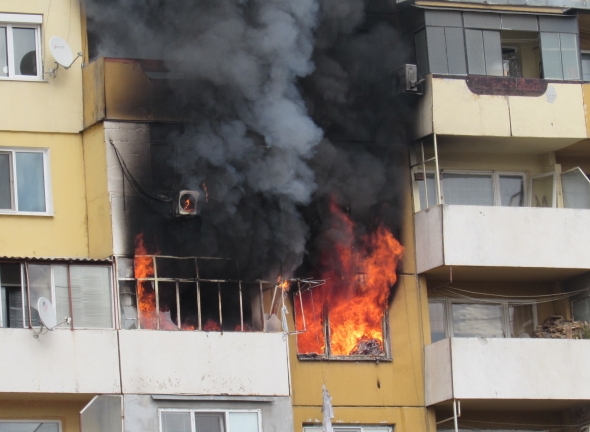 Пожар в бургаския ж.к."Меден рудник"! 47-годишна жена е в болница