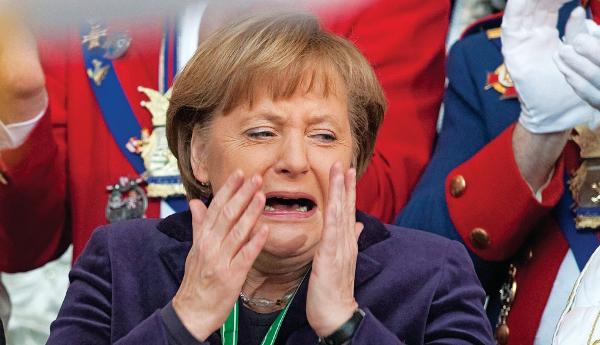 Меркел попадна в обятията на двуметров травестит (СНИМКА)