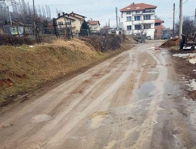 Пълно безумие! Село с неасфалтирани улици спечели проект за най-модерно ЛЕД осветление