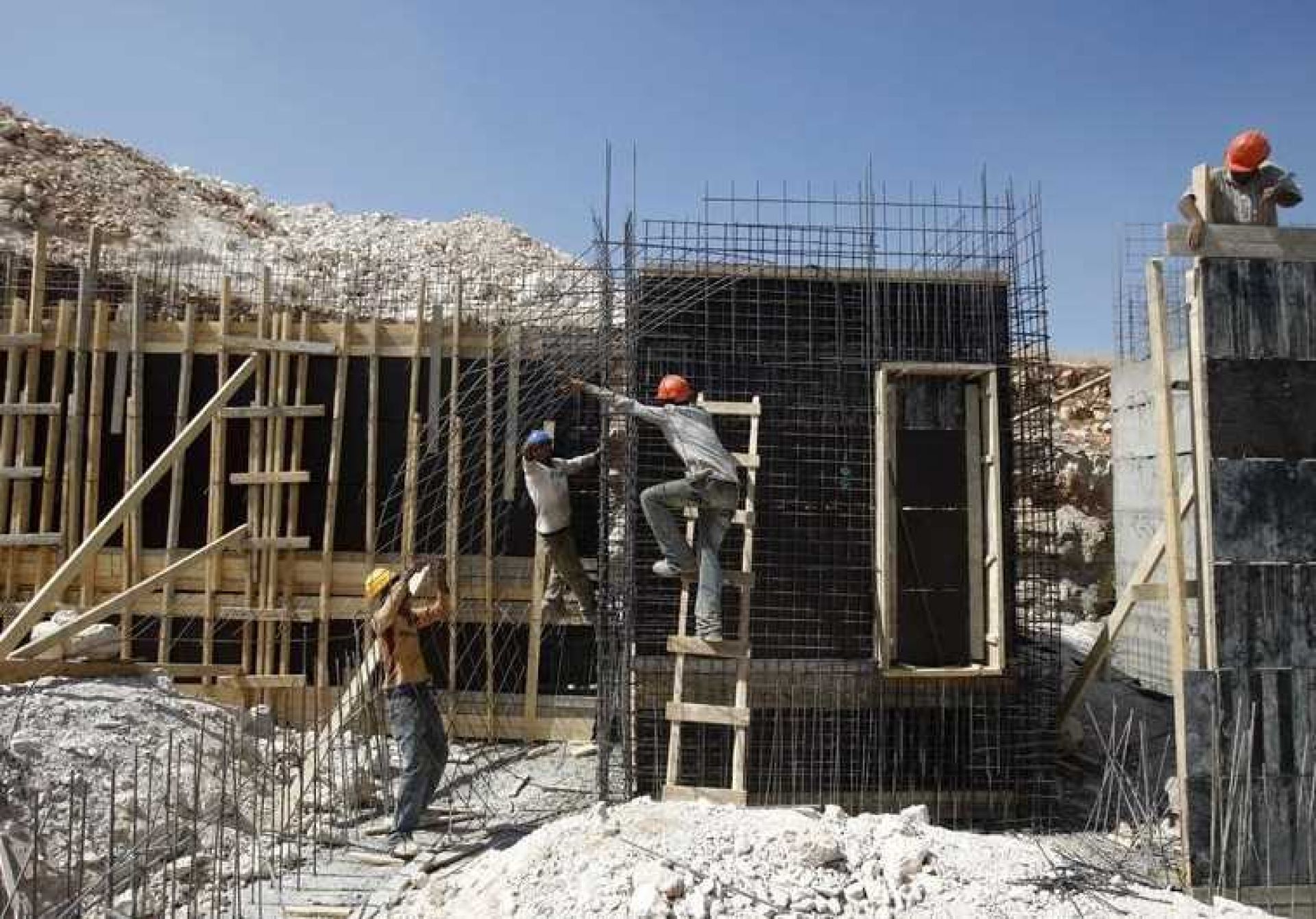 Преглед на регионалния печат: До 150 лева на ден надница в строителството