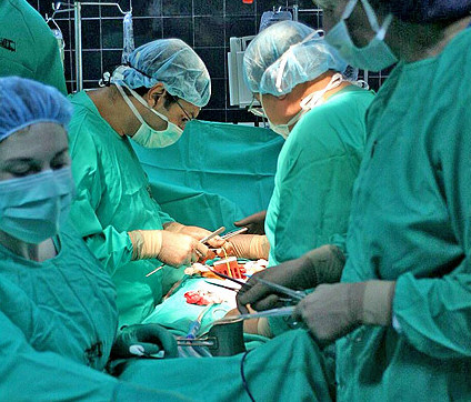 Бургаски лекари спасиха живота на мъж, ударен с метална тръба, замениха част от черепа му с титаниева мрежа