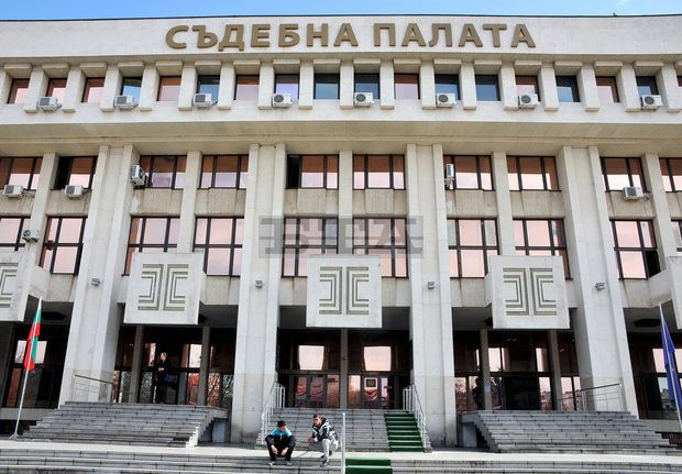 Бургаска съдийка, оплакала се от репресия, иска Административния съд в Сливен
